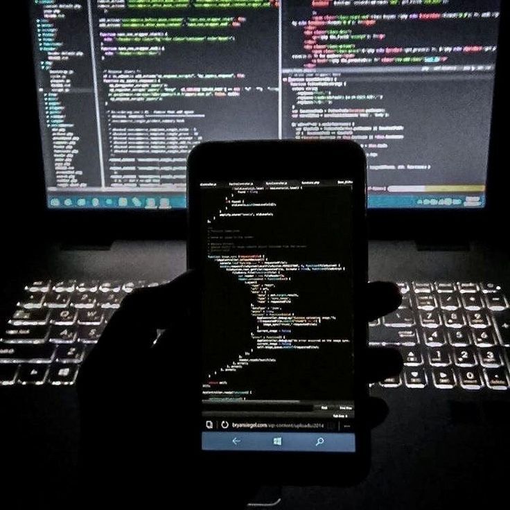 Teléfono y pantallas con código informático